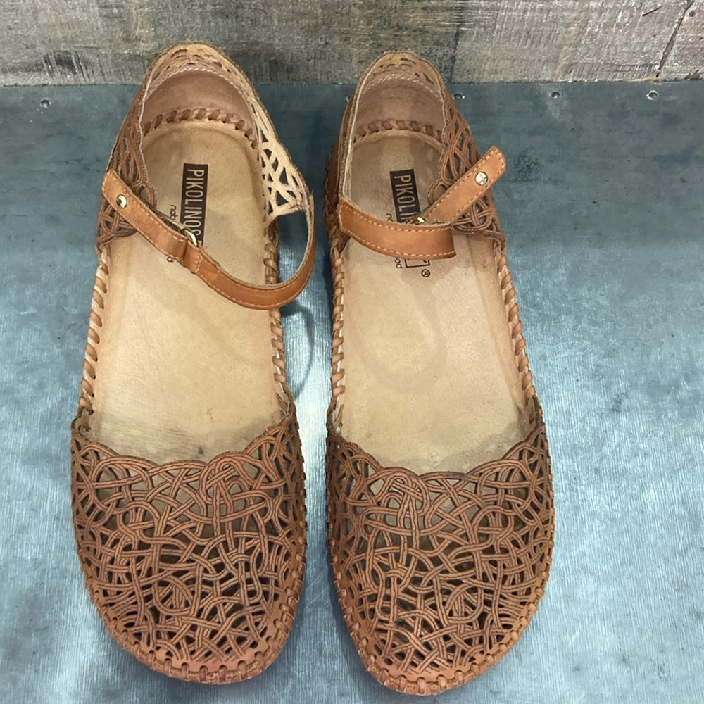 Ladies Pikolinos size 7 sandal in light brown all leather.